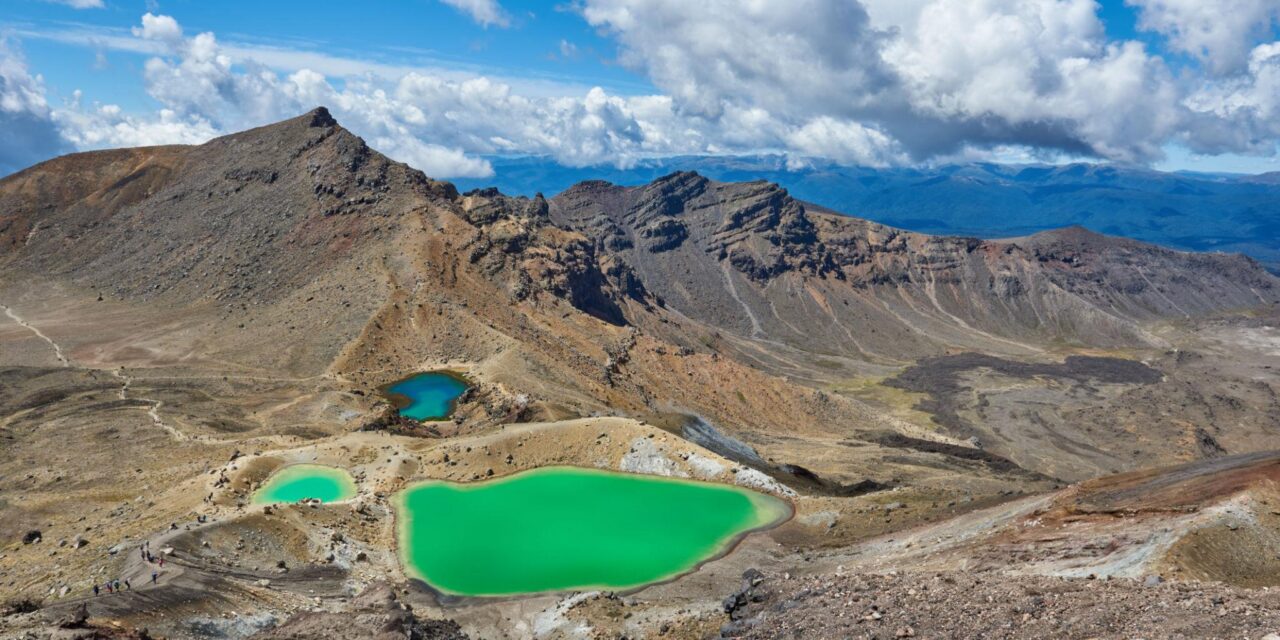 Tongariro Alpine Crossing: Μια μέρα ανάμεσα σε ηφαίστεια, κρατήρες και λίμνες που δεν μοιάζουν γήινες